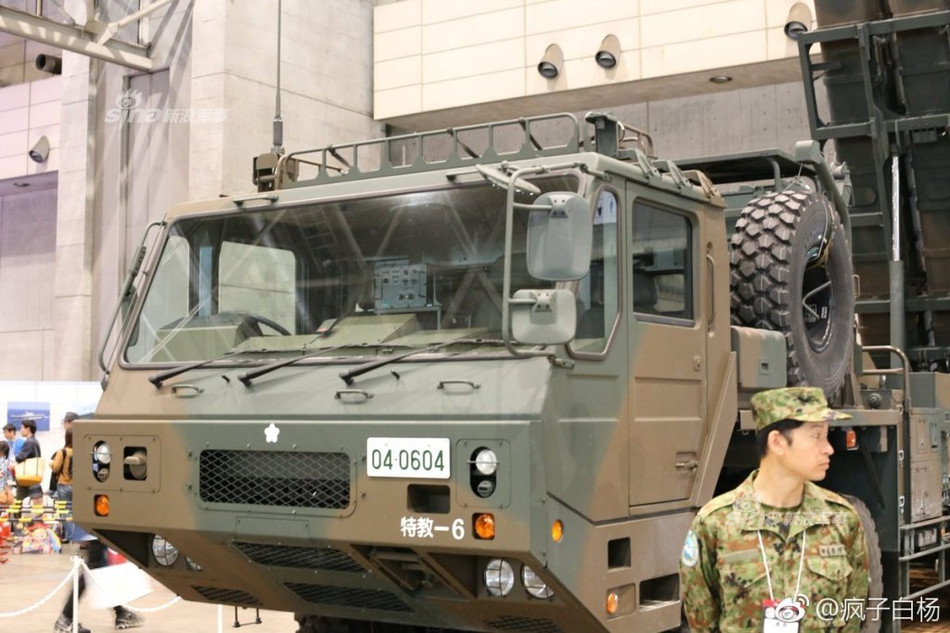 Mỗi quả đạn tên lửa trong tổ hợp tên lửa chống hạm này có trọng lượng 700 kg, dài 5 mét, đường kính 350mm và có khả năng mang theo đầu đạn nổ cực mạnh. Nguồn ảnh: Sina.