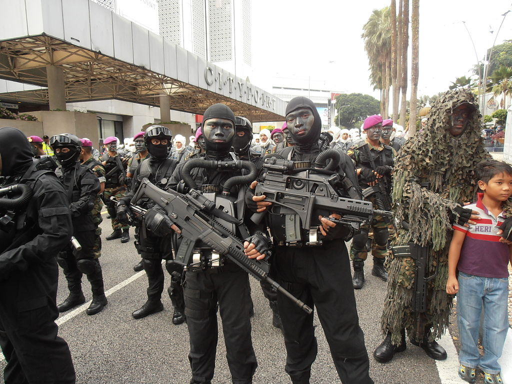 Tùy từng phiên bản mà XM8 sẽ có hộp tiếp đạn khác nhau, phổ biến nhất là loại hộp tiếp đạn 30 viên với phiên bản súng trường tấn công và hộp tiếp đạn 100 viên với phiên bản súng máy hạng nhẹ. Nguồn ảnh: PASKAL.