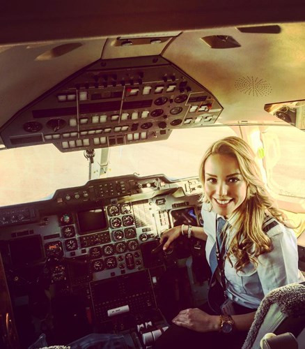 Nữ phi công Alejandra Manríquez Pérez, 30 tuổi, sinh sống ở thủ đô Mexico City, Mexico. Ảnh: The Sun.