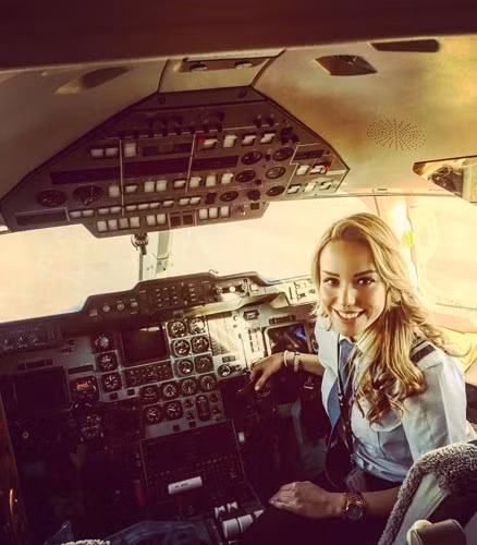 Nữ phi công Alejandra Manríquez Pérez, 30 tuổi, sinh sống ở thủ đô Mexico City, Mexico. Ảnh: The Sun.