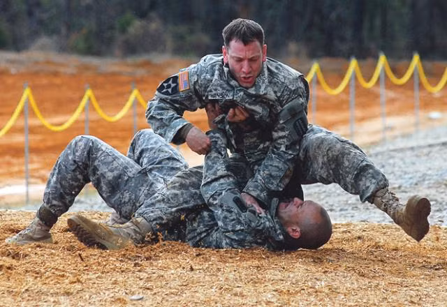 Các vị trí hiểm trên người như mắt, cổ, hạ bộ luôn là các mục tiêu ưu tiên số một trong cận chiến. Chỉ cần người lính tấn công được vào những chỗ hiểm trên người đối phương, anh ta có thể hạ gục đối thủ chỉ trong nháy mắt. Nguồn ảnh: Armymil.