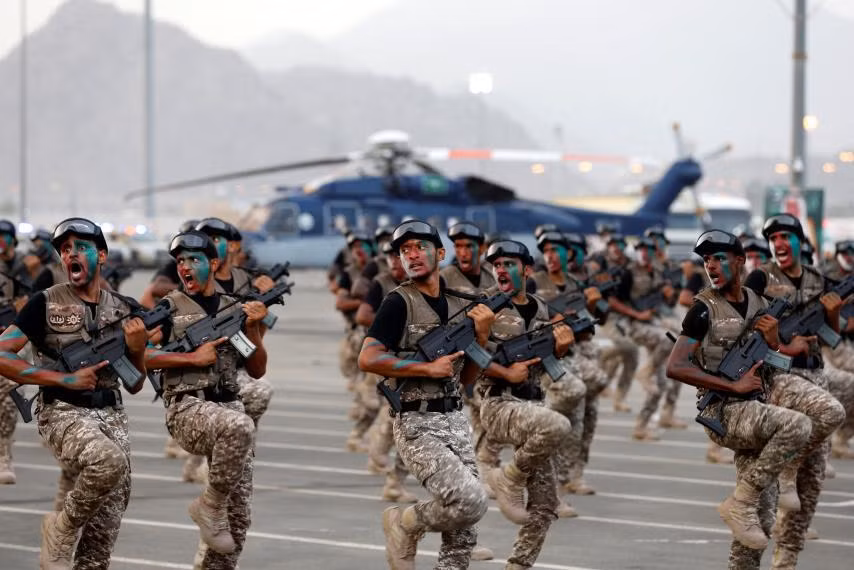 Đứng vị trí thứ ba trên tổng số năm quốc gia có sức mạnh quân sự được xếp vào hàng mạnh nhất Trung Đông chính là quân đội Ả Rập Xê út (Saudi Arabia). Là một quốc gia có diện tích lớn nhất Trung Đông, Ả Rập Xê Út có quân số tại ngũ khoảng 300.000 quân, chi tiêu cho quốc phòng khoảng 60 tỷ USD mỗi năm. Nguồn ảnh: Sacre.