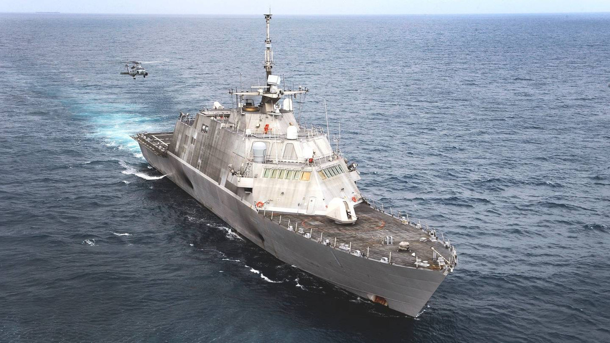 Hải quân Hoàng gia Ả Rập Xê Út có tổng cộng hơn 300 tàu các loại và khoảng 50 máy bay các loại. Đây cũng là một lực lượng hải quân cực kỳ hiện đại trong khu vực, được thành lập từ năm 1796, tới nay Hải quân Hoàng gia Ả Rập Xê-út đang có tổng cộng 60.000 sĩ quan và thủy thủ cùng 12.500 lính Thủy quân Lục chiến. Nguồn ảnh: Wiki.