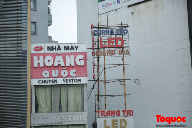 Tuy nhiên, việc dỡ bỏ chỉ làm một nửa, phần lớn các bảng quảng cáo sau khi bóc đi phần nội dung thì vẫn còn phần xương khung thép gắn với công trình.