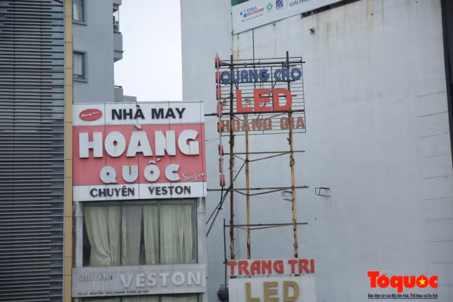 Tuy nhiên, việc dỡ bỏ chỉ làm một nửa, phần lớn các bảng quảng cáo sau khi bóc đi phần nội dung thì vẫn còn phần xương khung thép gắn với công trình.