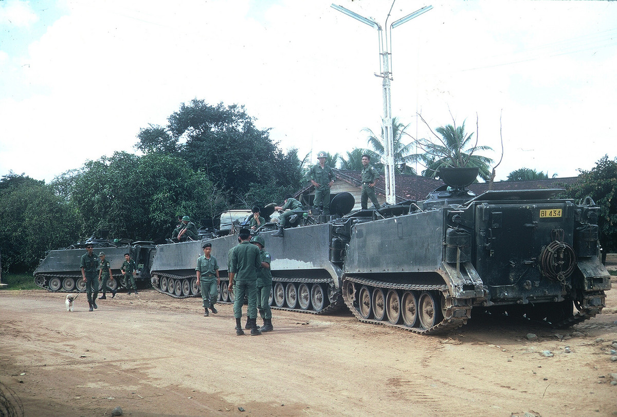 Xe thiết giáp M113 nổi tiếng của Mỹ ở chiến trường miền Nam Việt Nam. Loại thiết giáp này có lớp giáp được đặt hai bên sườn gần như thẳng đứng nên có thể dễ dàng bị tiêu diệt chỉ bằng một phát B-40 duy nhất. Thậm chí súng máy 14,5mm cũng có thể đục thủng được vỏ thép của chiếc xe thiết giáp này. Nguồn ảnh: Flickr.
