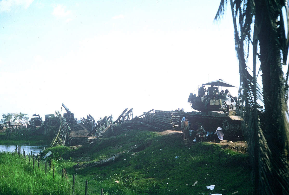 Xe tăng hạng trung M48 Patton được quân đội Mỹ huy động tới Củ Chi. Đây là loại xe tăng được đánh giá là khá tốt thời bấy giờ nhưng nó không phải là đối thủ của xe tăng chủ lực T-54/55 và Type 59 mà Quân Giải phóng được trang bị sau này. Nguồn ảnh: Flickr.