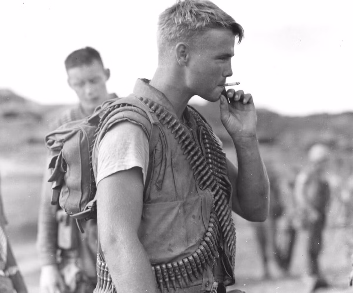 Vẻ mặt thất thần và chán đời của binh lính Mỹ khi họ phải tham gia những cuộc hành quân dài bất tận với vũ khí được trang bị tới tận răng nhưng không hề gặp bất cứ ai để tấn công. Nguồn ảnh: Flickr.