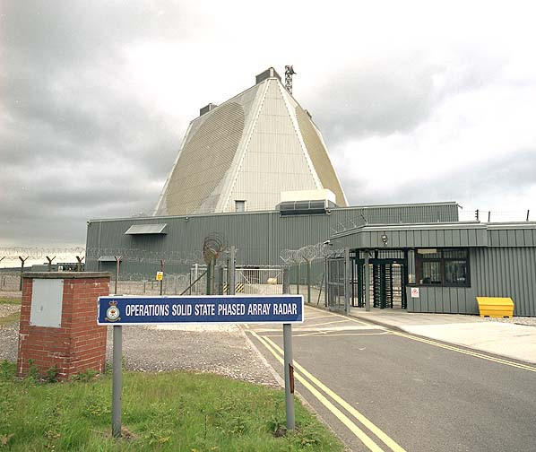 Đầu tiên phải nhắc tới hệ thống radar cảnh báo sớm mang tên Fylingdales được đặt tại đất Anh. Đây là hệ thống cảnh báo sớm được Không quân Hoàng gia của nước này xây dựng từ năm 1962 và tiếp tục được sử dụng tới tận ngày nay. Nguồn ảnh: Wiki.