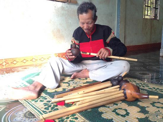 Các nghệ nhân còn chế tạo nhạc cụ dân tộc từ vỏ bầu hồ lô.
