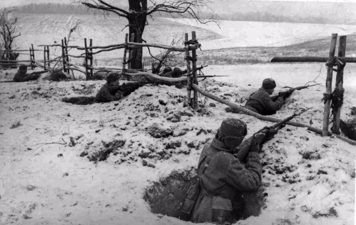 Bốn người đó bao gồm Vương Thúc Tình, Lý Nam Thanh, Lý Anh Tạo và Lý Thúc Chất. Trong đó, cả bốn người này đều có quê gốc ở Nghệ An, cùng theo Chủ Tịch Hồ Chí Minh hoạt động cách mạng từ khi Người còn hoạt động cách mạng ở nước ngoài. Nguồn ảnh: Warhistory.