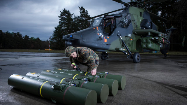 Một trong những loại tên lửa chống tăng thế hệ ba ít tên tuổi nhưng lại cực kỳ nguy hiểm chính là PARS 3 LR. Đây là loại tên lửa "bắn-quên" được sử dụng để gắn trên cơ cấu của pháo tự hành chống tăng, xe thiết iaps, trực thăng hoặc cơ cấu mặt đất như boong-ke. Nguồn ảnh: ArmyTech.