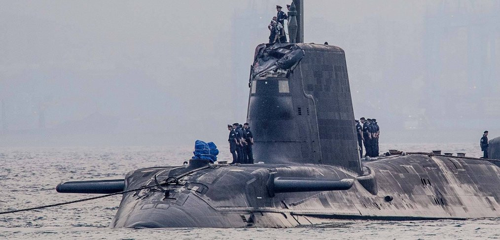 Có độ giãn nước khoảng 7 tấn khi nổi và 7,8 tấn khi lặn, tàu ngầm lớp Astute có chiều dài 97 mét, lườn rộng 11,3 mét, mớm nước tối đa khi nổi 10 mét. Nguồn ảnh: Wiki.