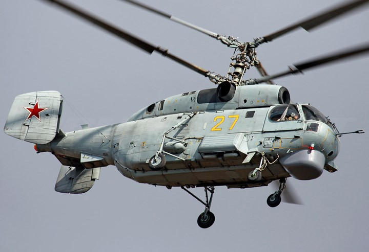 Trực thăng Ka-27PL - một sản phẩm của tập đoàn Kamov, đã phục vụ trong Hải quân Nga từ năm 1982. Ưu điểm nổi bật của Ka-27PL là khả năng hoạt động rất ổn định nhờ thiết kế rotor đồng trục. Đặc tính bay ưu việt cho phép nó quần thảo trên biển để truy vết tàu ngầm đối phương. Ảnh: Airliners.