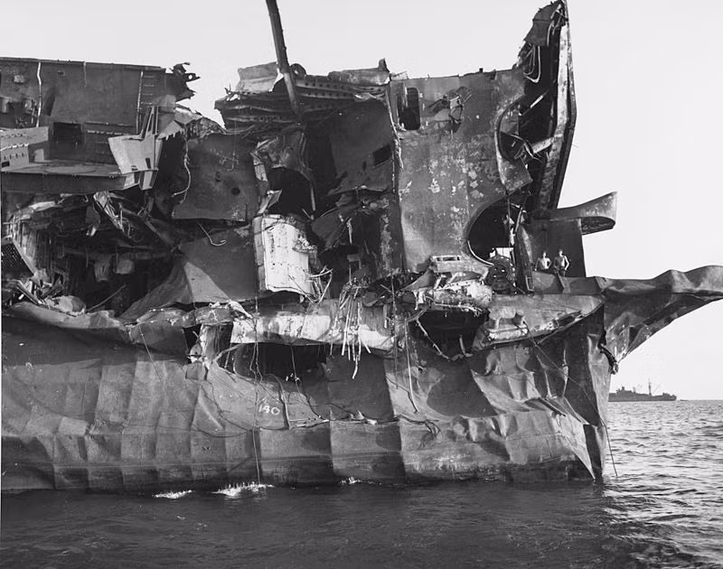 Cuộc chiến cuối cùng của USS Independence được diễn ra vào năm 1946 trong một vụ thử bom nguyên tử. Cùng với nhiều loại tàu đã bị loại biên khác, Hải quân Mỹ đã mang vào cuộc thử nghiệm này gần như nguyên một hạm đội và thử xem một quả bom nguyên tử liệu có thể nhấn chìm được một hạm đội tàu sân bay hay không. Nguồn ảnh: Flickr.