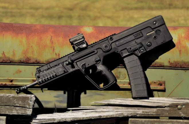 Khẩu Tavor X95 có thể dễ dàng phân biệt so với khẩu TAR-21 hiện đang được sử dụng bởi lực lượng Thủy quân Đánh bộ Việt Nam. Có thể dễ dàng nhận thấy, ở khẩu X95, cò kéo lên đạn được đặt ngay phía trên cò súng, trong khi đó ở khẩu TAR-21, cò kéo lên đạn được đặt ở phía trên ốp lót tay. Nguồn ảnh: Wiki.