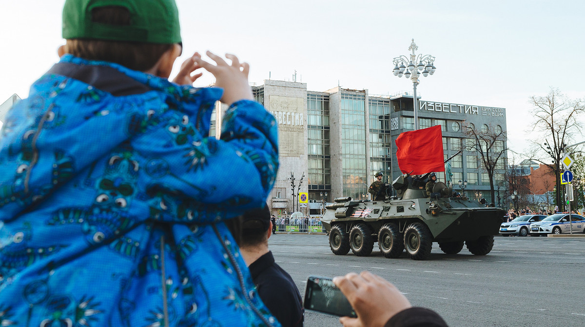 Xe thiết giáp BTR-80 của Quân đội Nga tham gia cuộc duyệt binh. Nguồn ảnh: Gazeta.