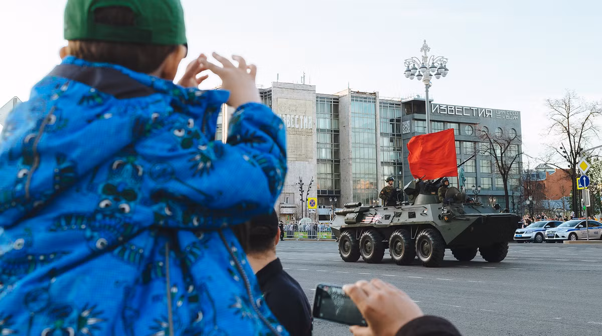 Xe thiết giáp BTR-80 của Quân đội Nga tham gia cuộc duyệt binh. Nguồn ảnh: Gazeta.