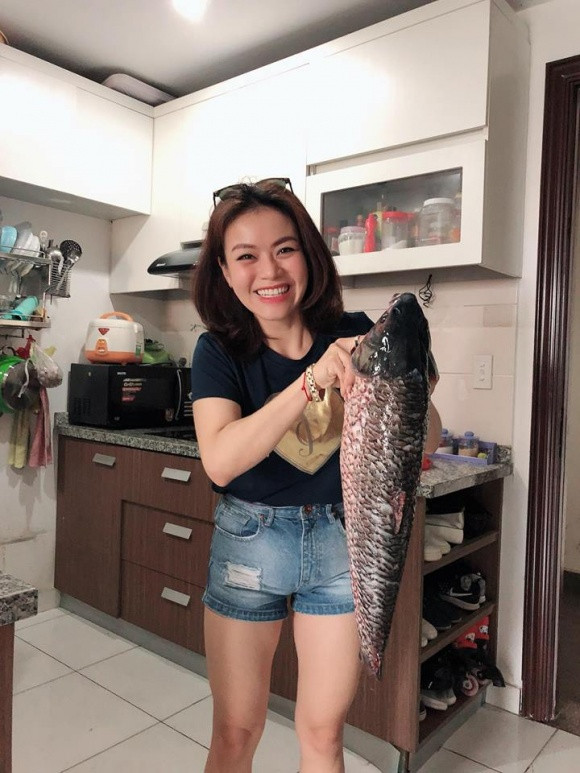 Khu vực bếp gần cửa ra vào.