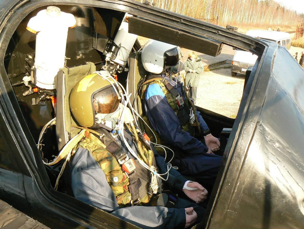 Sau quy trình trên nắp buồng lái mới được phóng bật lên và cuối cùng là ghế phóng kích hoạt để đưa phi công ra ngoài. Trong các vụ tai nạn máy bay. Chỉ cần bất cứ một khâu nào trong quy trình này không hoạt động, phi công chắc chắn sẽ thiệt mạng cùng với chiếc trực thăng đang rơi. Nguồn ảnh: Pilot.