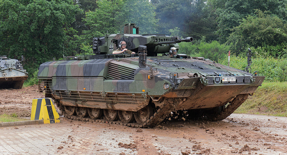 Đây là một trong những loại thiết giáp được đánh giá là an toàn bậc nhất thế giới hiện này với việc được trang bị giáp AMAP theo mô-đun có thể thay thế dễ dàng từng phần sau mỗi trận giao chiến. Hỏa lực chính của xe bao gồm một khẩu pháo tự động cỡ nòng 30mm loại MK30-2/ABM. Nguồn ảnh: Sputnik.
