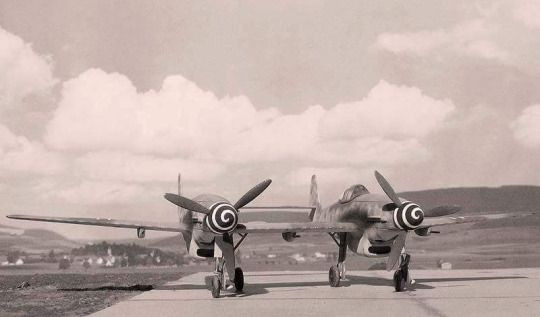 Phiên bản máy bay hai thân này của Phát xít đức được trang bị tổng cộng tới 6 khẩu pháo 30mm và khả năng mang theo 1 tấn bom. Nó được trang bị 2 động cơ Daimler-Benz DB 603, có khả năng bay với tốc độ tối đa lên tới 760 km/h. Tuy nhiên, Me 609 cũng chỉ dừng lại ở bản thử nghiệm. Nguồn ảnh: Aviation.