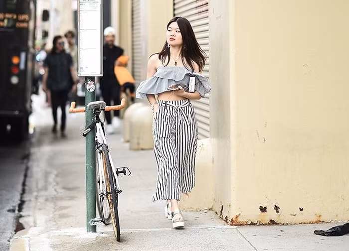 Cô nàng nấm lùn sẽ trở nên thật quyến rũ khi mix áo crop top cùng quần cạp cao kẻ sọc. Đây chính là bí quyết đơn giản nhất để sở hữu một đôi chân dài đấy!