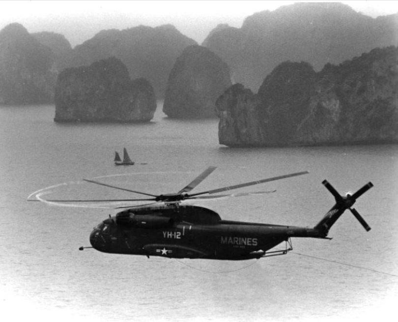 Theo Hải quân Mỹ, kế hoạch "tiêu hủy" số thủy lôi được họ rải ra vùng biển Bắc Việt Nam đã được lên kế hoạch từ khi Tổng thống Nixon ra lệnh... rải thủy lôi ở vùng biển này. Ảnh: Máy bay Mỹ trên Vịnh Hạ Long thực hiện chiến dịch End Sweep. Nguồn ảnh: Flickr.