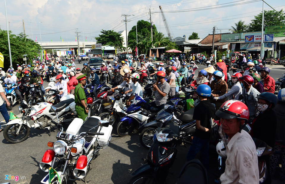 Trưa 27/5, cơ quan chức năng thông báo 15h cho xe chạy qua cầu Cao Lãnh nhưng từ 12h, hàng nghìn người đổ về khu vực đường dẫn lên cầu tại điểm giao với quốc lộ 30, xã An Bình huyện Cao Lãnh và xã Tân Mỹ, huyện Lấp Vò để lên xem cầu mới.