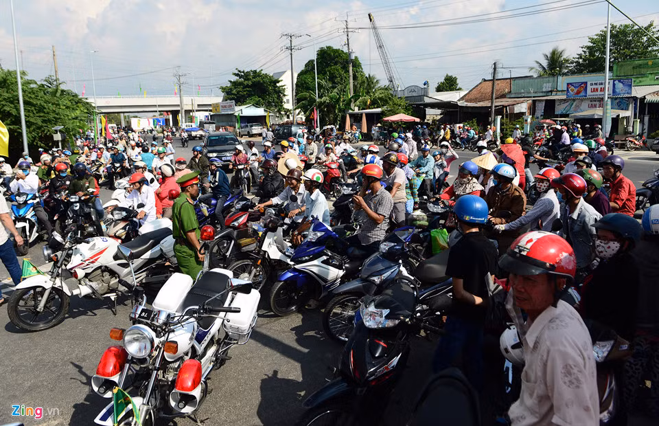 Trưa 27/5, cơ quan chức năng thông báo 15h cho xe chạy qua cầu Cao Lãnh nhưng từ 12h, hàng nghìn người đổ về khu vực đường dẫn lên cầu tại điểm giao với quốc lộ 30, xã An Bình huyện Cao Lãnh và xã Tân Mỹ, huyện Lấp Vò để lên xem cầu mới.