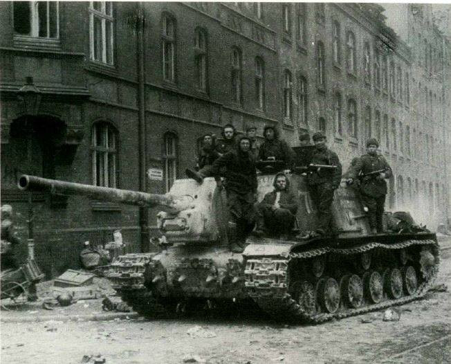 Sử dụng một động cơ 12 xi lanh 4 trục công suất 520 sức ngựa, khẩu pháo tự hành này có khả năng di chuyển với tốc độ tối đa chỉ 37 km/h và tỏ ra khá nặng nề, cồng kềnh trên chiến trường. Nguồn ảnh: Tube.