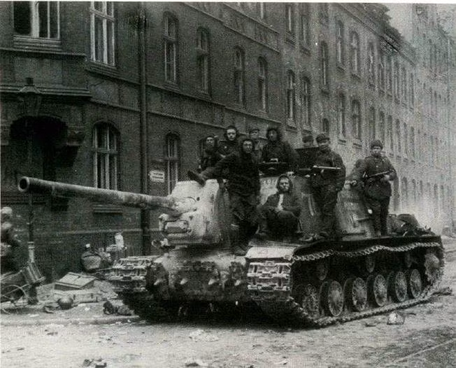 Sử dụng một động cơ 12 xi lanh 4 trục công suất 520 sức ngựa, khẩu pháo tự hành này có khả năng di chuyển với tốc độ tối đa chỉ 37 km/h và tỏ ra khá nặng nề, cồng kềnh trên chiến trường. Nguồn ảnh: Tube.