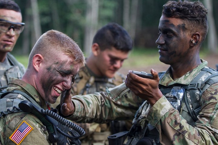 Binh sĩ và học viên quân sự thuộc lục quân Mỹ tiến hành hóa trang trước khi tham gia tập trận bắn đạn thật ở trại Grayling, Michigan, vào ngày 4/8.