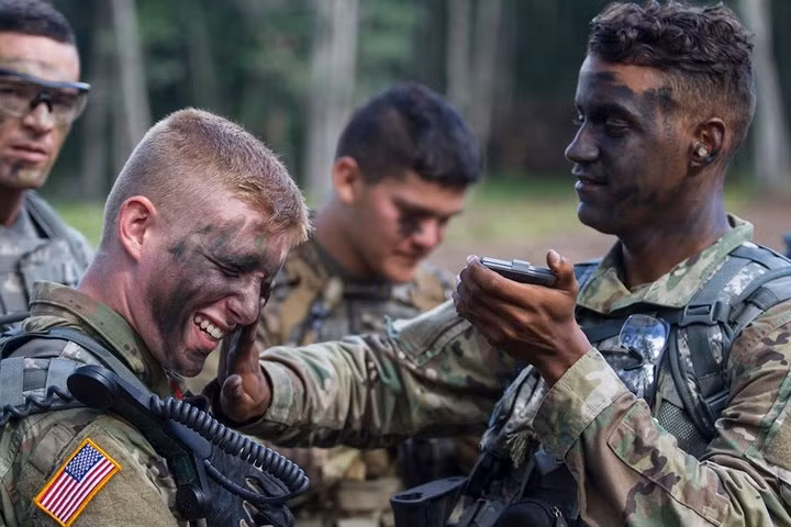 Binh sĩ và học viên quân sự thuộc lục quân Mỹ tiến hành hóa trang trước khi tham gia tập trận bắn đạn thật ở trại Grayling, Michigan, vào ngày 4/8.