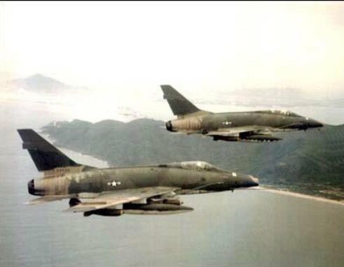 Trong số 2294 chiếc F-100 Super Sabre từng được sản xuất, đã có tới 889 chiếc được ghi nhận là hỏng hoàn toàn do tai nạn, 200 chiếc bị rơi ở chiến trường Việt Nam. Số còn lại được Mỹ chuyển cho Không quân nhiều nước trên thế giới sau khi bị loại biên. Nguồn ảnh: Flickr.