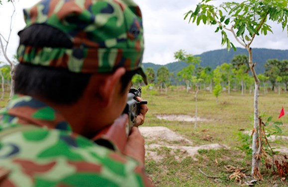 Dù thời tiết nắng gió, chiến sĩ mới vẫn hăng say luyện tập bắn súng AK.