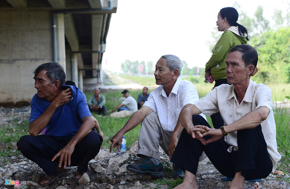 Tại gầm cầu vượt qua quốc lộ 30, trời nắng nóng, hàng trăm người cùng xe máy đứng chật kín cả hai hướng. Tại bãi cỏ gầm cầu, ông Nguyễn Quanh Rành cho biết có mặt tại đây từ 12h trưa cùng nhóm bạn già gần chục người từ huyện Thanh Bình, Đồng Tháp cách xa hơn 30 km. "Mong chờ 5 năm nay rồi nên ngồi chờ vài tiếng cũng không sao. Quê hương có công trình lớn như vậy phấn khởi lắm, phải dạo một vòng cho biết chứ", người đàn ông 68 tuổi chia sẻ.