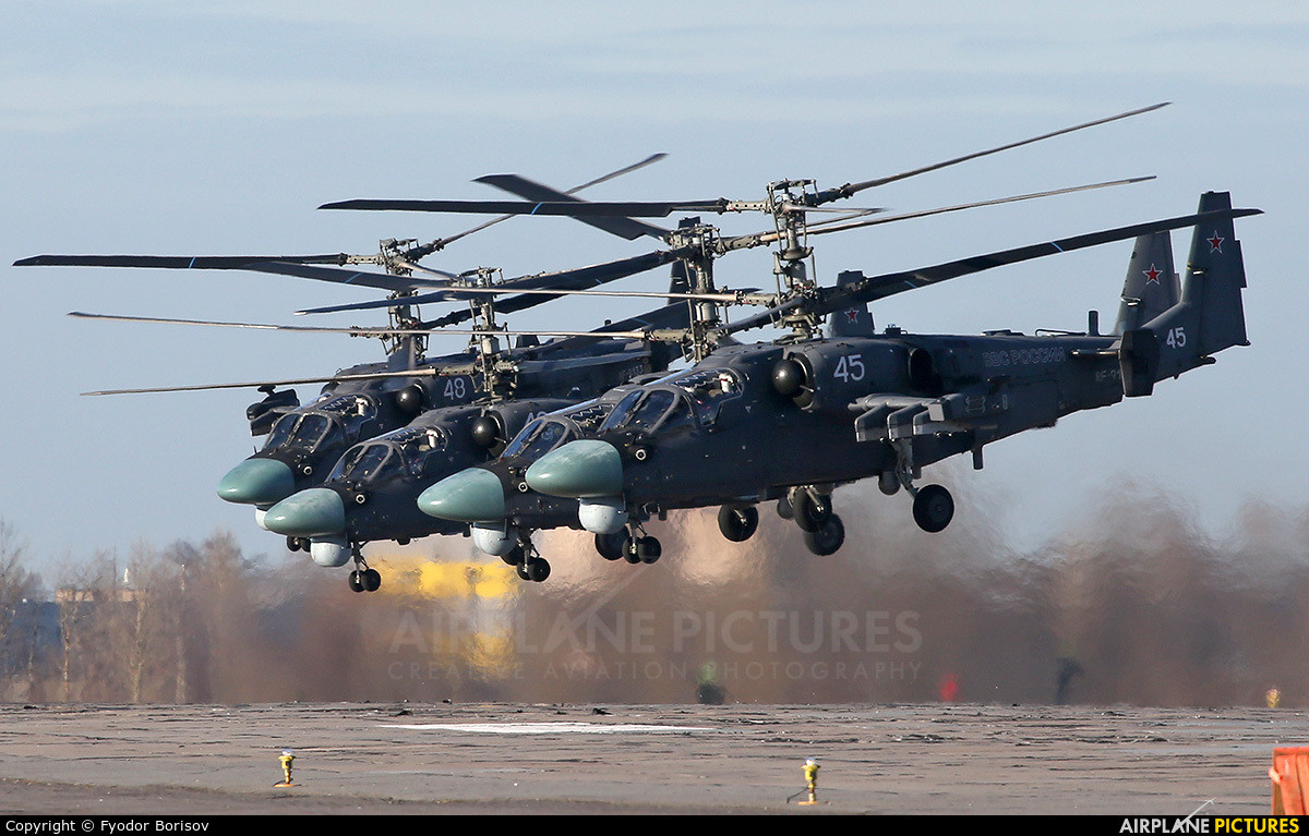 Việc sử dụng ghế phóng cho Ka-52 cũng hết sức khó khăn vì khác với các loại máy bay cánh bằng thông thường, Ka-52 đòi hỏi có một độ cao nhất định trước khi có thể phóng ghế phóng. Độ cao này phải vừa đủ để phi công thoát ra ngoài khi chiếc trực thăng nổ văng hết cánh quạt ra và mất hoàn toàn lực nâng. Trong khi đó, các loại máy bay chiến đấu phi công có thể phóng ghế thoát hiểm kể cả khi máy bay đang ở dưới mặt đất. Nguồn ảnh: Airplane.