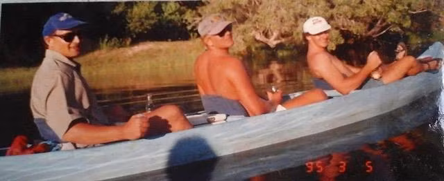 Paul (ngoài cùng bên tay trái) là một hướng dẫn viên du lịch hoang dã.