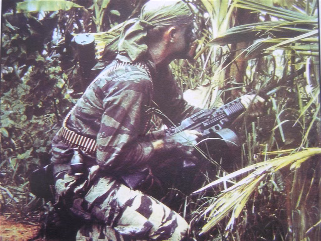 Với phiên bản súng máy hạng nhẹ, khẩu súng máy này có chiều dài tiêu chuẩn 1022mm, trong đó chiều dài nòng khoảng 508mm. Đây được coi là một khẩu súng máy gọn gàng bậc nhất được Mỹ sử dụng trong Chiến tranh Việt Nam, nhất là khi khẩu AR-15 của Mỹ đã có chiều dài tiêu chuẩn 1000mm nhưng chỉ được coi là súng trường tấn công. Nguồn ảnh: Machine.