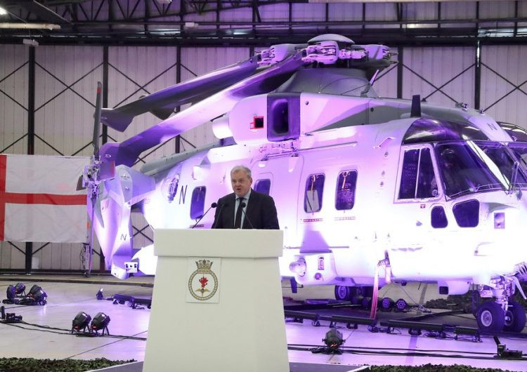 Cuối tuần vừa rồi, Hải quân Hoàng gia Anh vừa tiếp nhận những chiếc trực thăng mới cứng loại Commando Merlin Mk4. Đây là loại trực thăng dự kiến sẽ được trang bị lên các tàu sân bay lớp Queen Elizabeth của nước này trong tương lai. Nguồn ảnh: Defence.