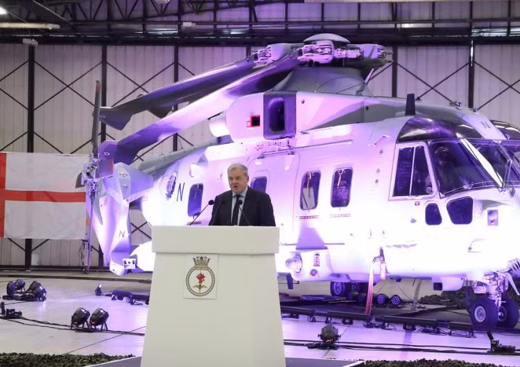 Cuối tuần vừa rồi, Hải quân Hoàng gia Anh vừa tiếp nhận những chiếc trực thăng mới cứng loại Commando Merlin Mk4. Đây là loại trực thăng dự kiến sẽ được trang bị lên các tàu sân bay lớp Queen Elizabeth của nước này trong tương lai. Nguồn ảnh: Defence.