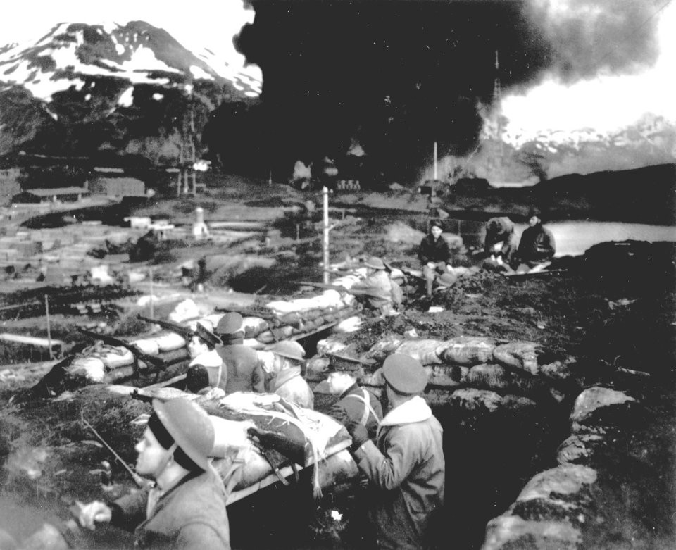 Ngay ngày hôm sau, Nhật tiếp tục tung các đợt oanh tạc vào cảng Dutch, khiến 43 quân nhân Mỹ đóng trên đảo thiệt mạng, 11 máy bay Mỹ bị phá hủy trong khi đó phía Nhật cũng thiệt hại 10 máy bay. Máy bay Mỹ đã do thám ra vị trí của hạm đội Nhật nhưng không thể tung ra đòn tấn công. Nguồn ảnh: BI.