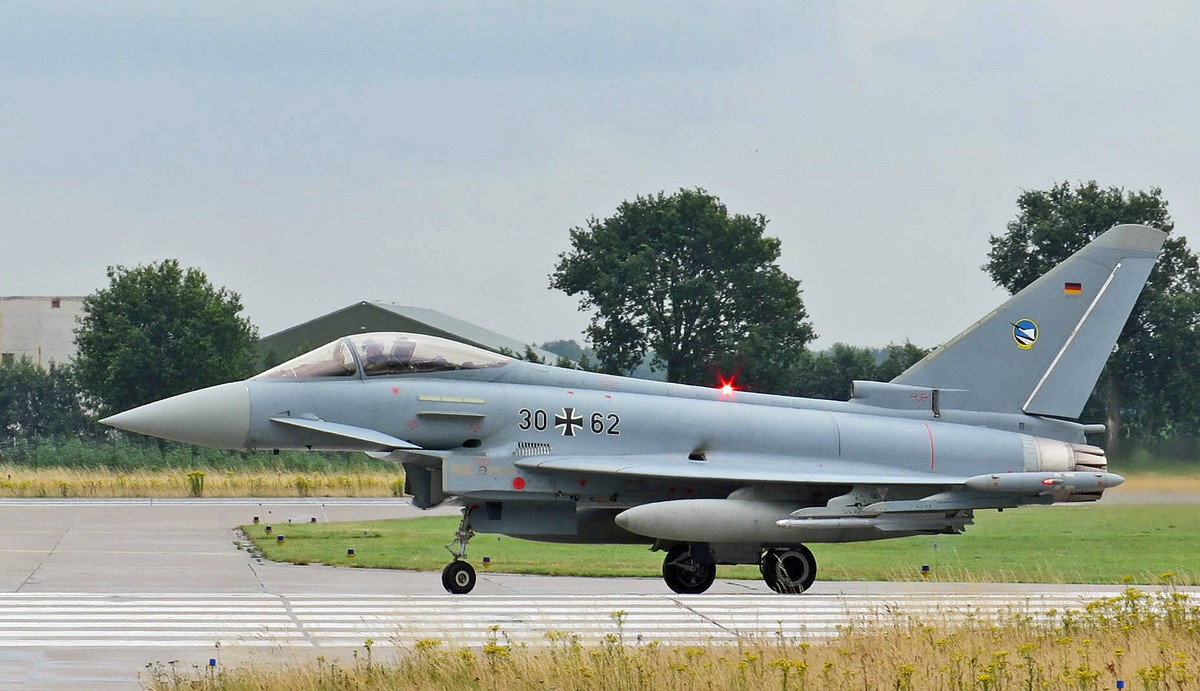 Thê thảm hơn, trong số 10 chiếc Eurofighter Typhoon, Không quân Đức chỉ có đủ trang bị vũ khí cho 4 chiếc, số còn lại sẽ phải bay trong tình trạng không có vũ khí hoặc đơn giản là chia số vũ khí đủ cho 4 chiếc trang bị đều cho 10 chiếc. Giải thích cho điều này, Quân đội Đức cho là họ thiếu kinh phí. Nguồn ảnh: Luwaffer.
