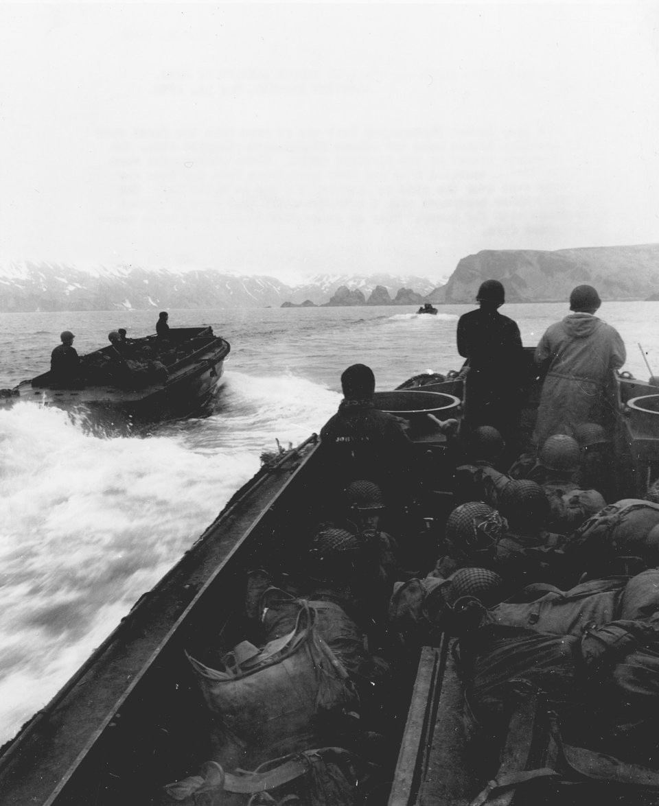 Do điều kiện thời tiết xấu với bão và tầm nhìn thấp, phải tới tận ngày 11/5 quân Mỹ mới đặt chân được lên đảo Attu. Thời tiết xấu đã giúp quân Nhật phòng thủ vững chắc hơn trên đảo này khi Mỹ không thể sử dụng không quân và hải pháo thì không có chính xác vị trí để khai hỏa. Nguồn ảnh: BI.
