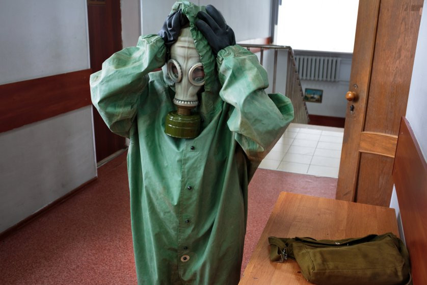 Thậm chí những thanh niên này còn được học cách phòng vệ trước những vụ tấn công hóa học hay tấn công bằng vũ khí hủy diệt hàng loạt - đây là những kỹ năng thời Chiến tranh Lạnh người dân Liên Xô nào cũng phải thuộc lòng và tới tận ngày nay, "thói quen" này vẫn không hề thay đổi. Nguồn ảnh: Time.