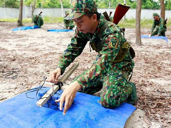 Với nguyên tắc "cầm tay chỉ việc", cán bộ chỉ huy các đơn vị thuộc Trung đoàn Bộ binh 1 đã tận tình giúp đỡ chiến sĩ mới nhanh chóng thích nghi và thành thục các động tác để vượt qua các khoa mục kiểm tra chiến sĩ mới sắp tới.