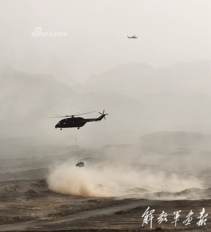 Các trực thăng vận tải Z-8 dưới sự yểm trợ của các trực thăng vũ trang mang phương tiện chiến đấu tới tận mặt trận. Nguồn ảnh: Sina.