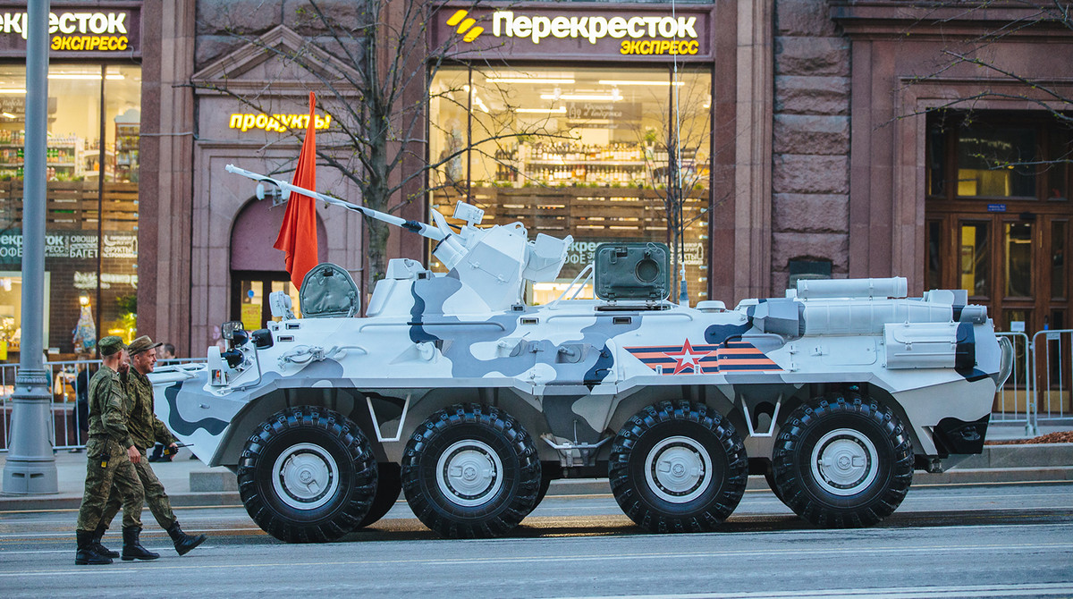 Xe thiết giáp chở quân BTR-82AM của quân đội Nga xuất hiện cùng lớp sơn ngụy trang màu trắng cực kỳ độc đáo. Nguồn ảnh: Gazeta.