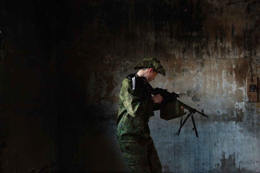 Ở độ tuổi lớn hơn, những thanh thiếu niên thậm chí còn được làm quen với vũ khí hạng nặng trong trại hè. Nguồn ảnh: Time.